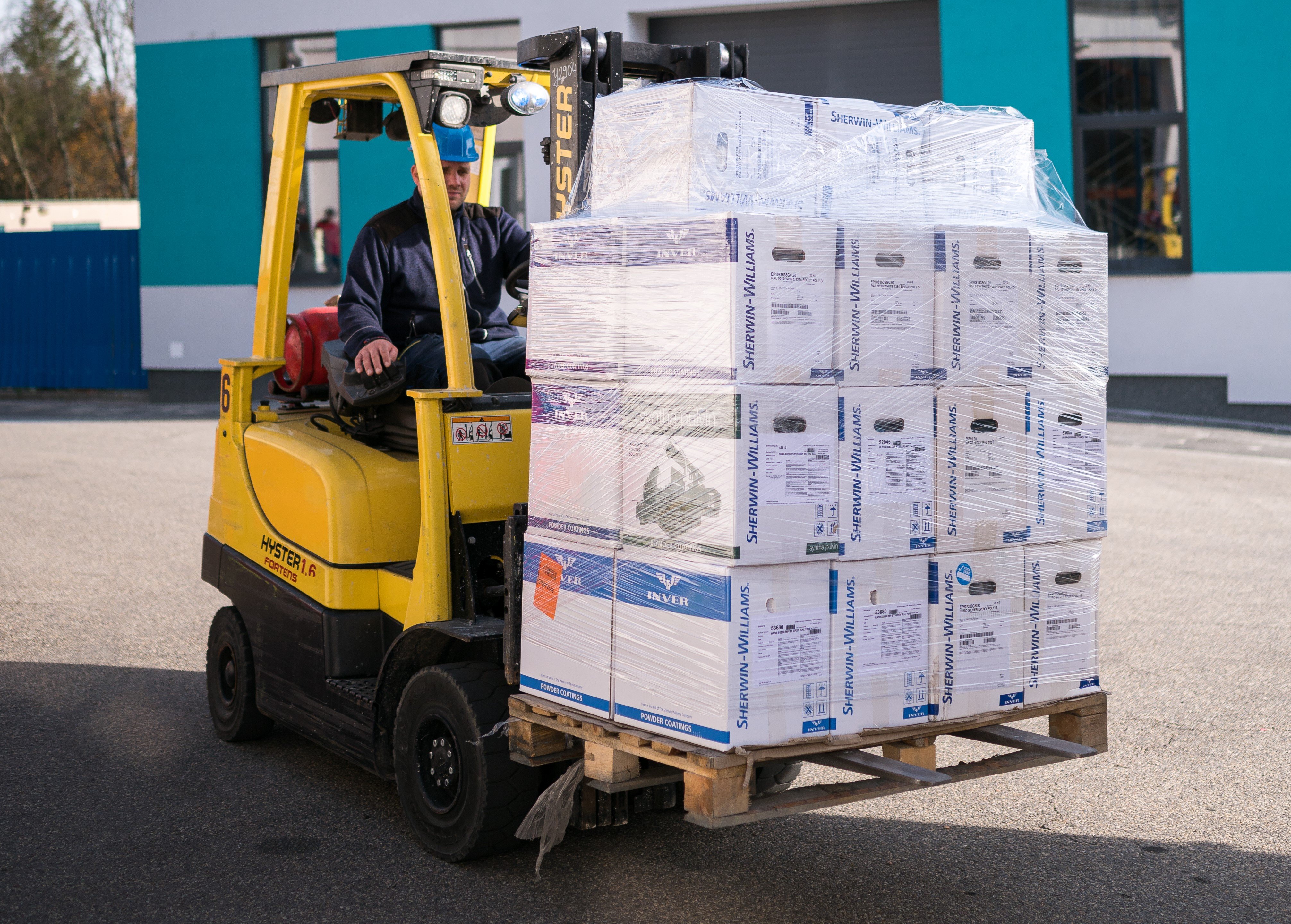 Dodávka krabic s práškovými barvami Sherwin-Williams na  vysokozdvižném vozíku
